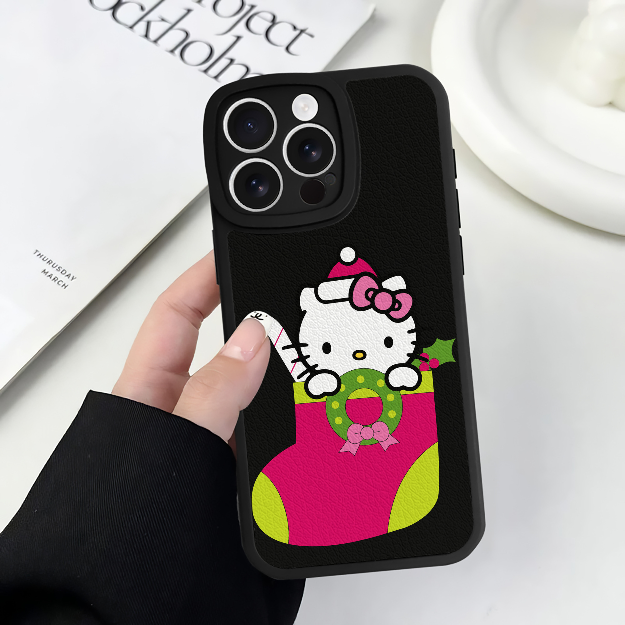 （画像用） Hello Kitty ハローキティ 【iPhone 16シリーズ対応】シリコンスマホケース（レザー調） 材質：シリコン